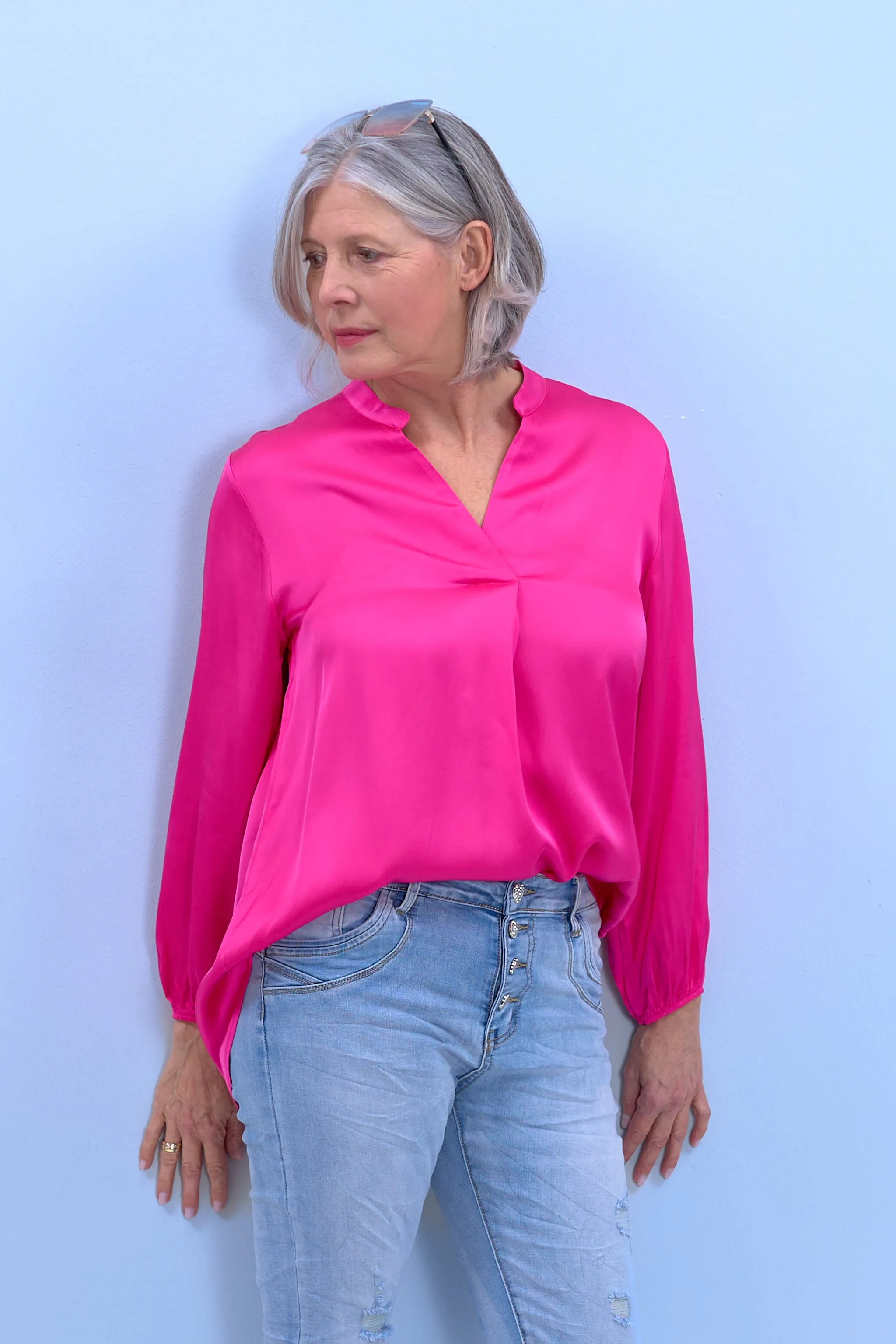 Bluse aus Glanzstoff mit V-Ausschnitt, pink