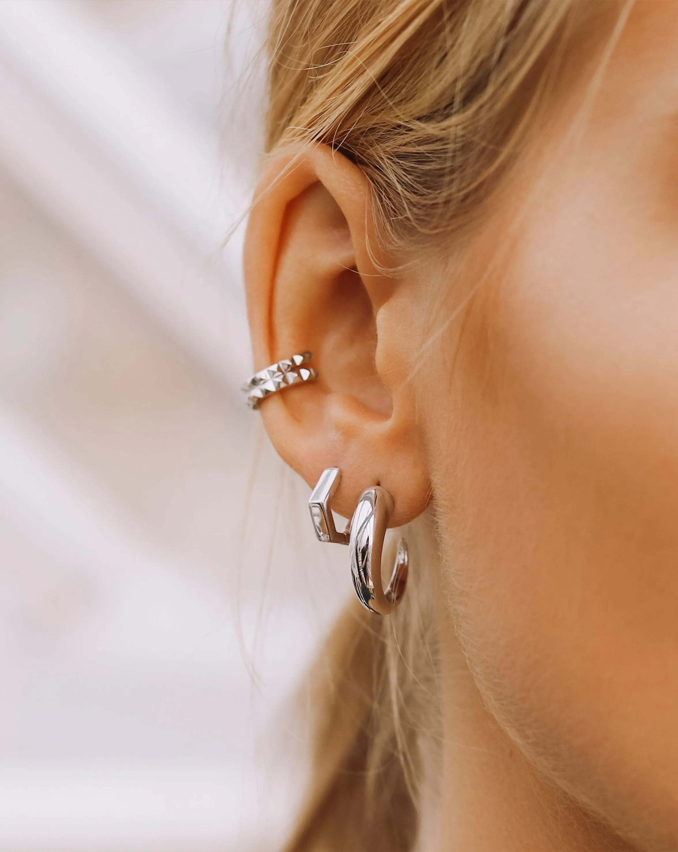 Medium Plain Claw Hoop Earrings